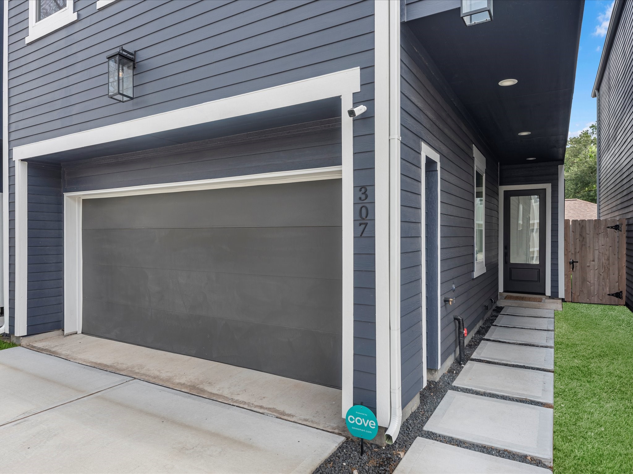 307 Charlock Street Houston, TX 77022 - Photo 6 of 17 2 car garage