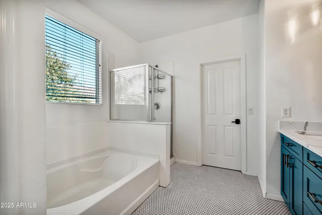 a en suite bathroom with double vanity and a mirror