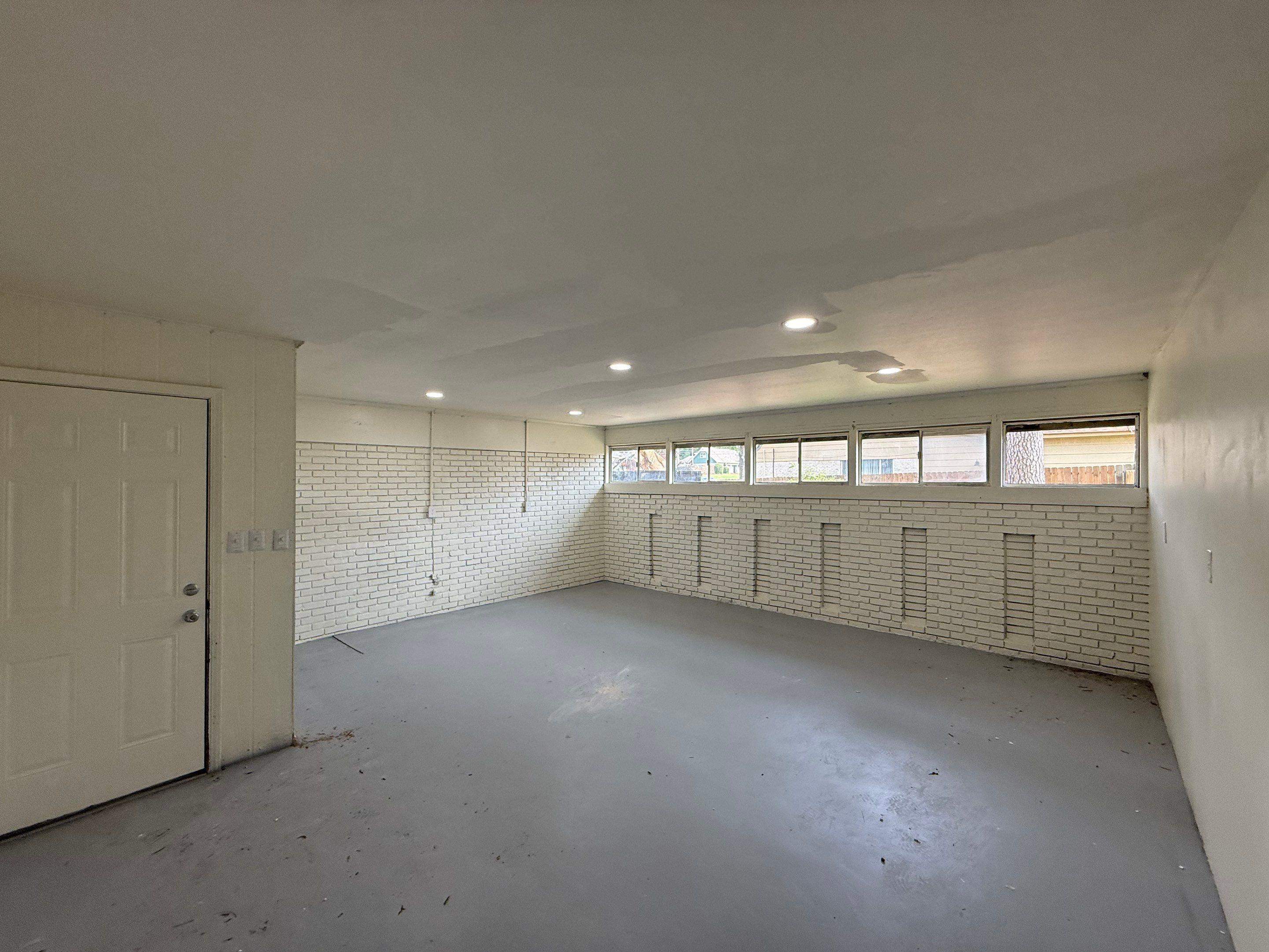 3969 Millbranch Road Memphis, TN 38116 - Photo 30 of 33 Not central heating and air. Empty room with recessed lighting