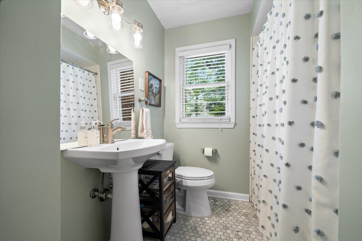 4847 Kaye Road Memphis, TN 38117 - Photo 27 of 40 a bathroom with a sink toilet and window
