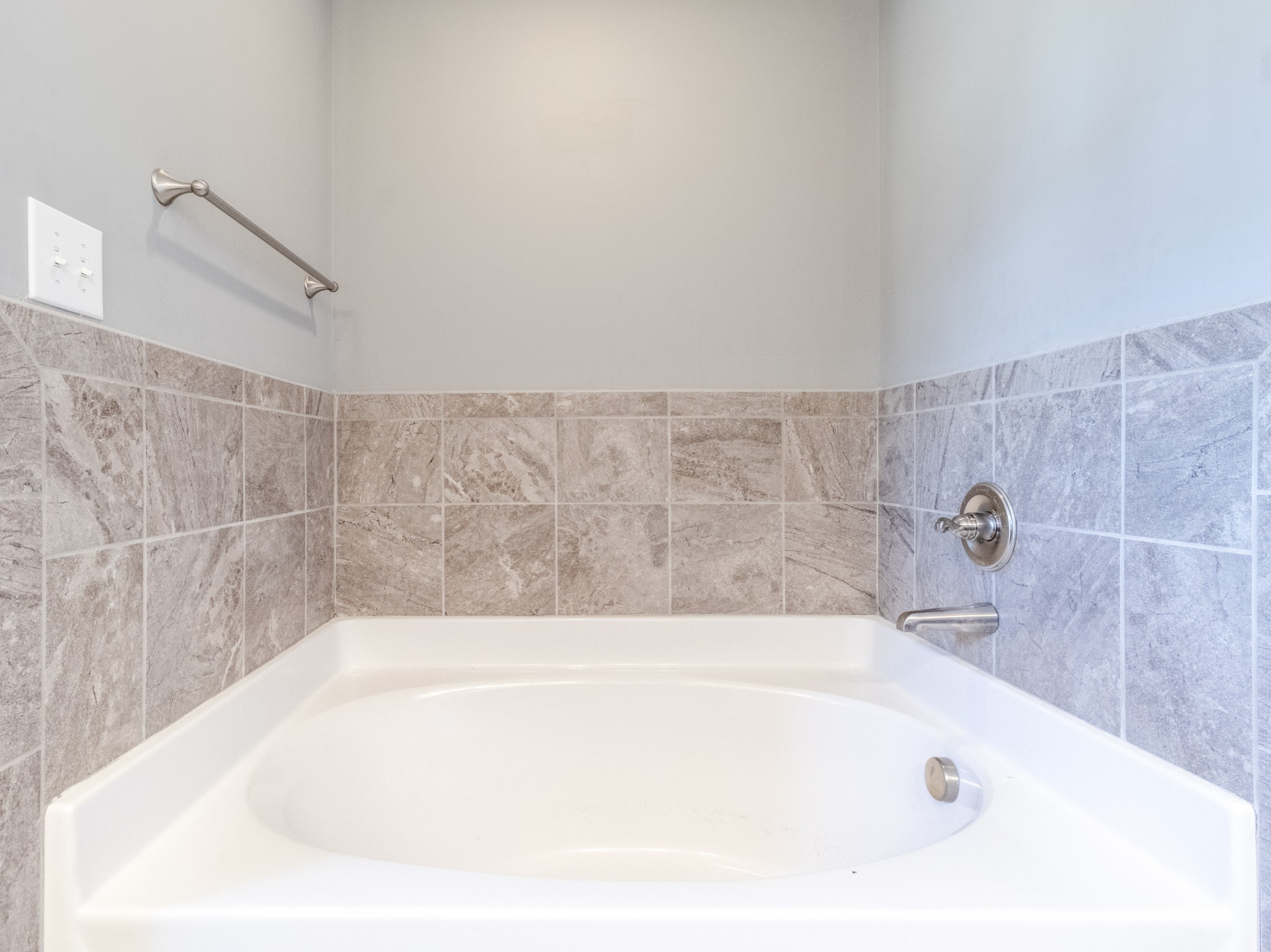 3794 Suiter Road Clarksville, TN 37040 - Photo 15 of 26 a bathroom with a bathtub