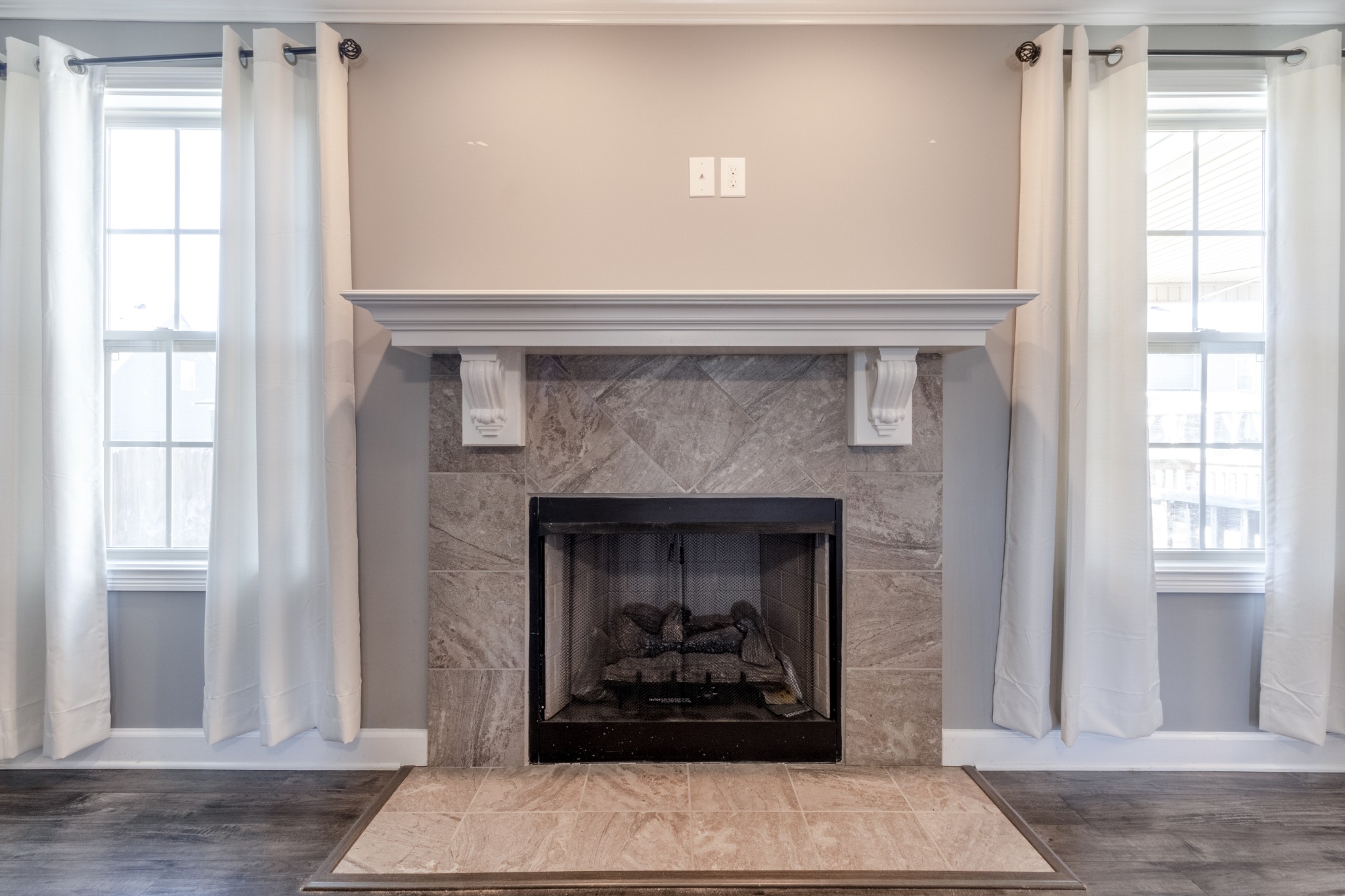3794 Suiter Road Clarksville, TN 37040 - Photo 5 of 26 a living room with a fireplace