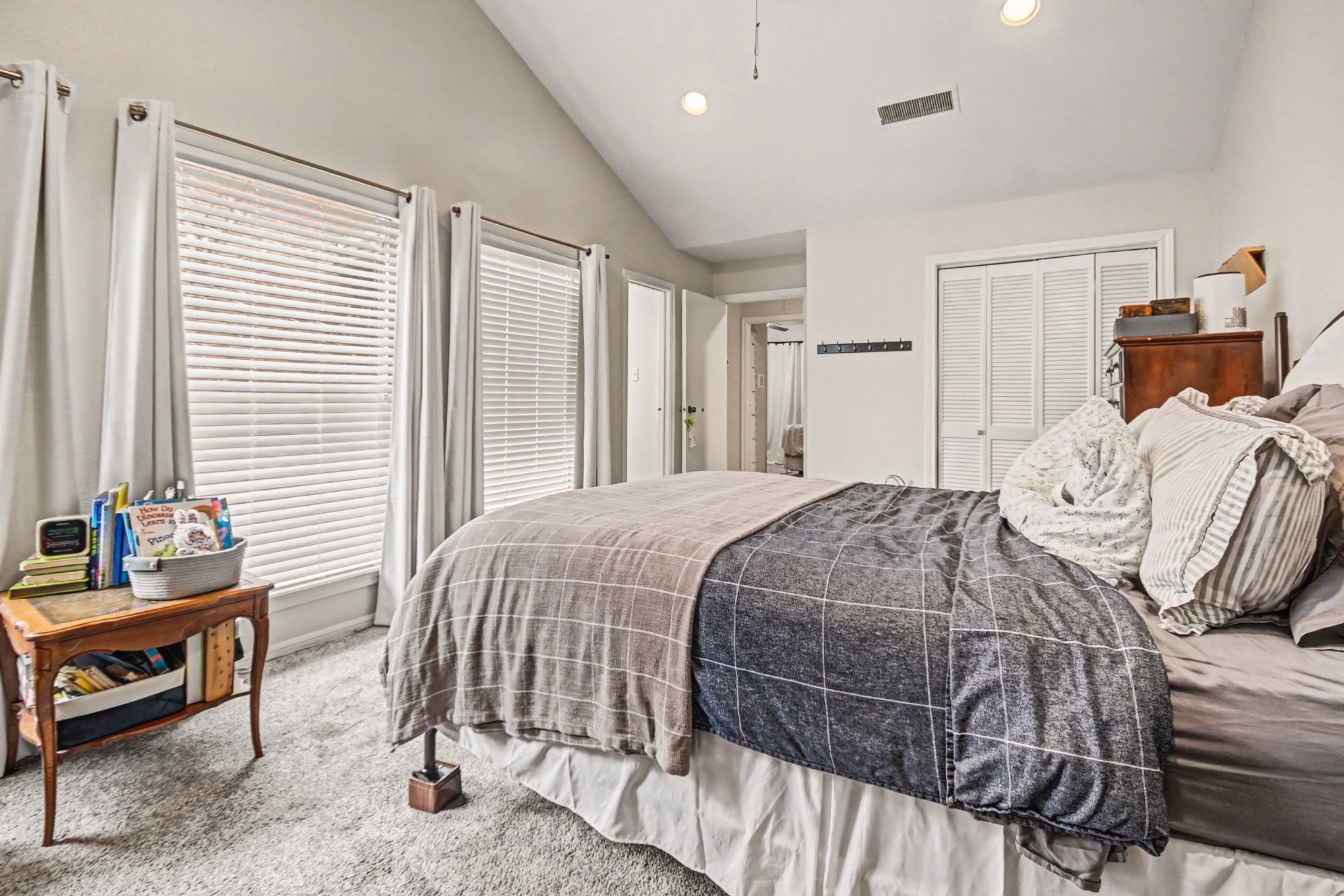 7447 Cambridge Street, Unit 73 Houston, TX 77054 - Photo 17 of 27 a bedroom with a bed and a dresser