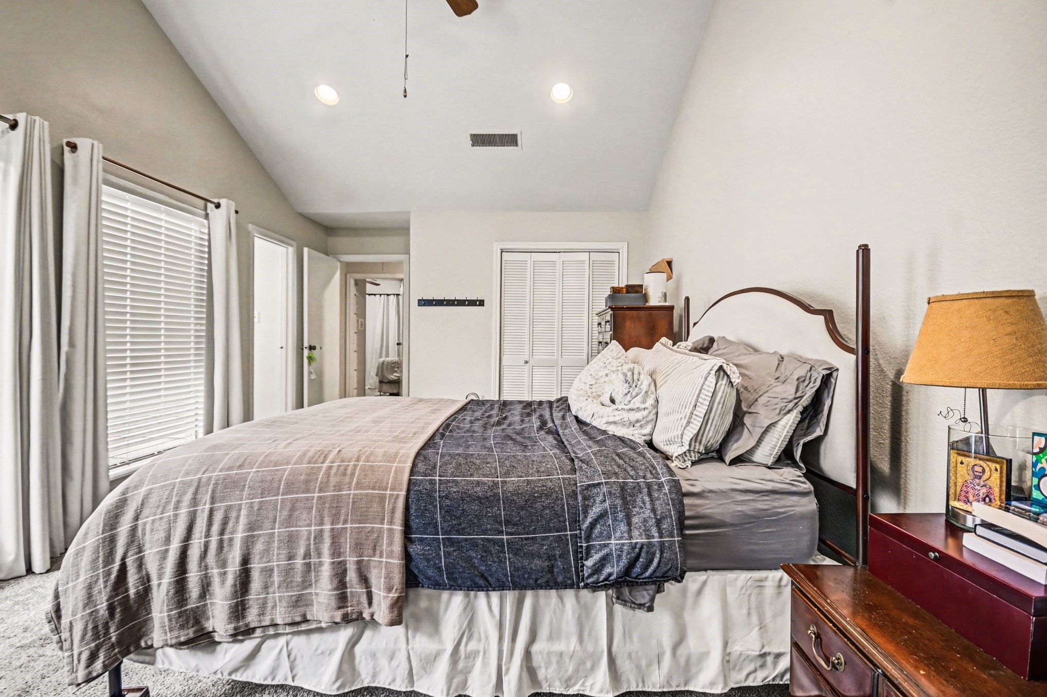 7447 Cambridge Street, Unit 73 Houston, TX 77054 - Photo 18 of 27 a bedroom with a large bed and a dresser