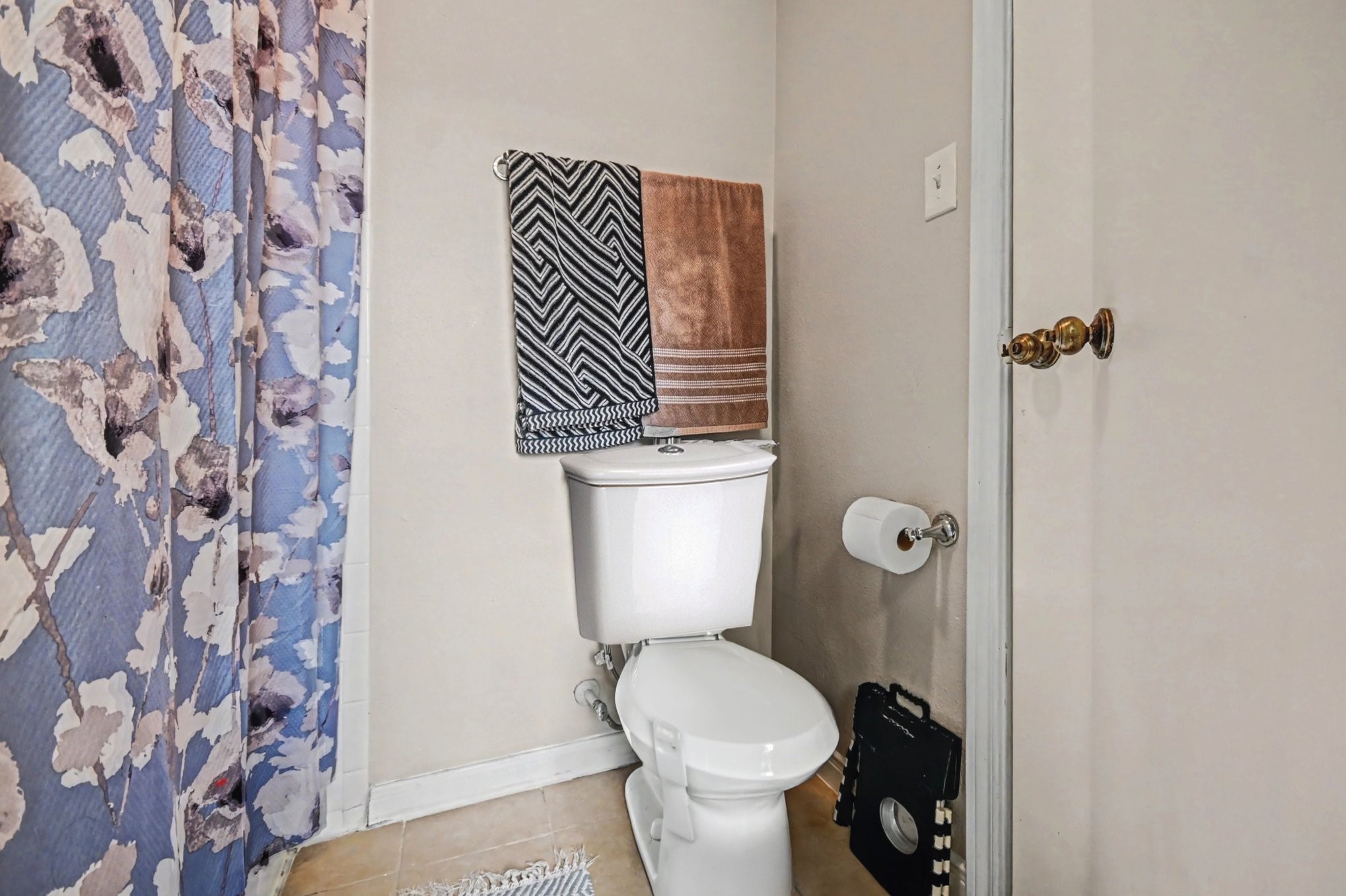 7447 Cambridge Street, Unit 73 Houston, TX 77054 - Photo 20 of 27 a bathroom with a toilet and a shower curtain