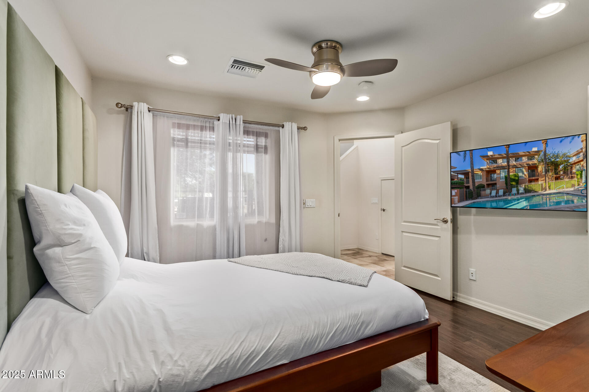 6940 East Cochise Road, Unit 1016 Paradise Valley, AZ 85253 - Photo 25 of 39 a bedroom with a large bed and a chandelier