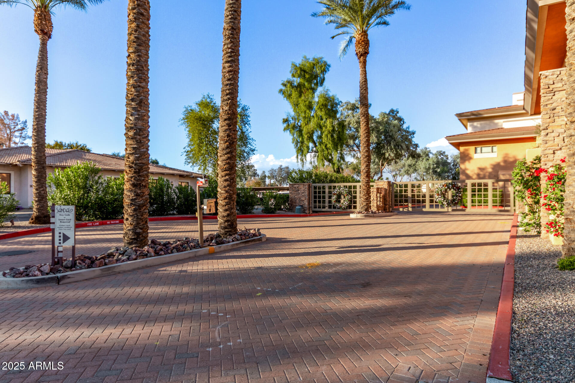 6940 East Cochise Road, Unit 1016 Paradise Valley, AZ 85253 - Photo 37 of 39 a view of a building with traffic signal lights