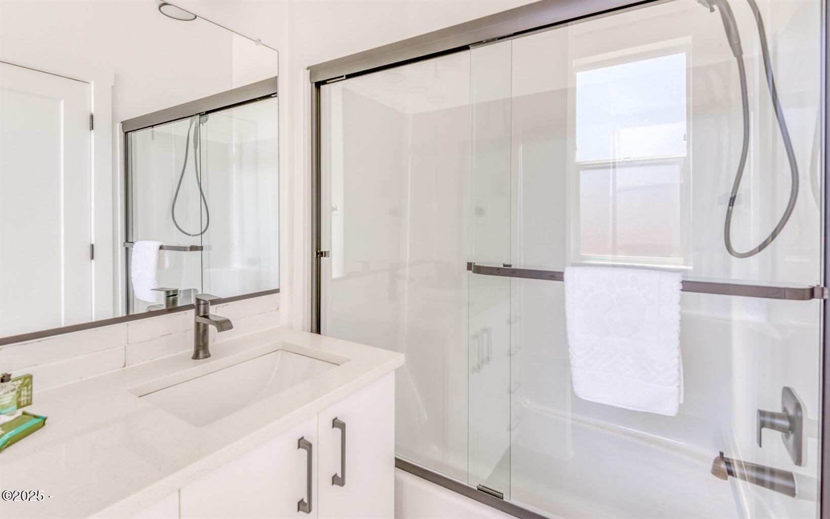 450 Southeast Shell Avenue Depoe Bay, OR 97341 - Photo 17 of 24 Primary bath with tub-shower combo