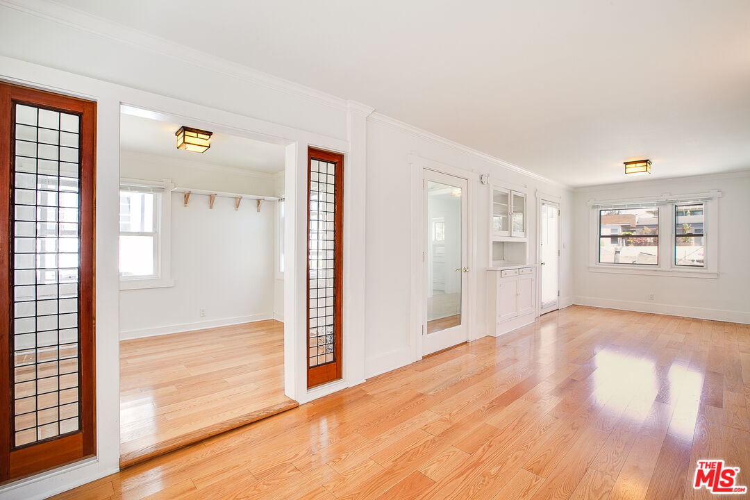 426 Rialto Avenue, Unit D Venice, CA 90291 - Photo 4 of 10 a view of an empty room with wooden floor and a window