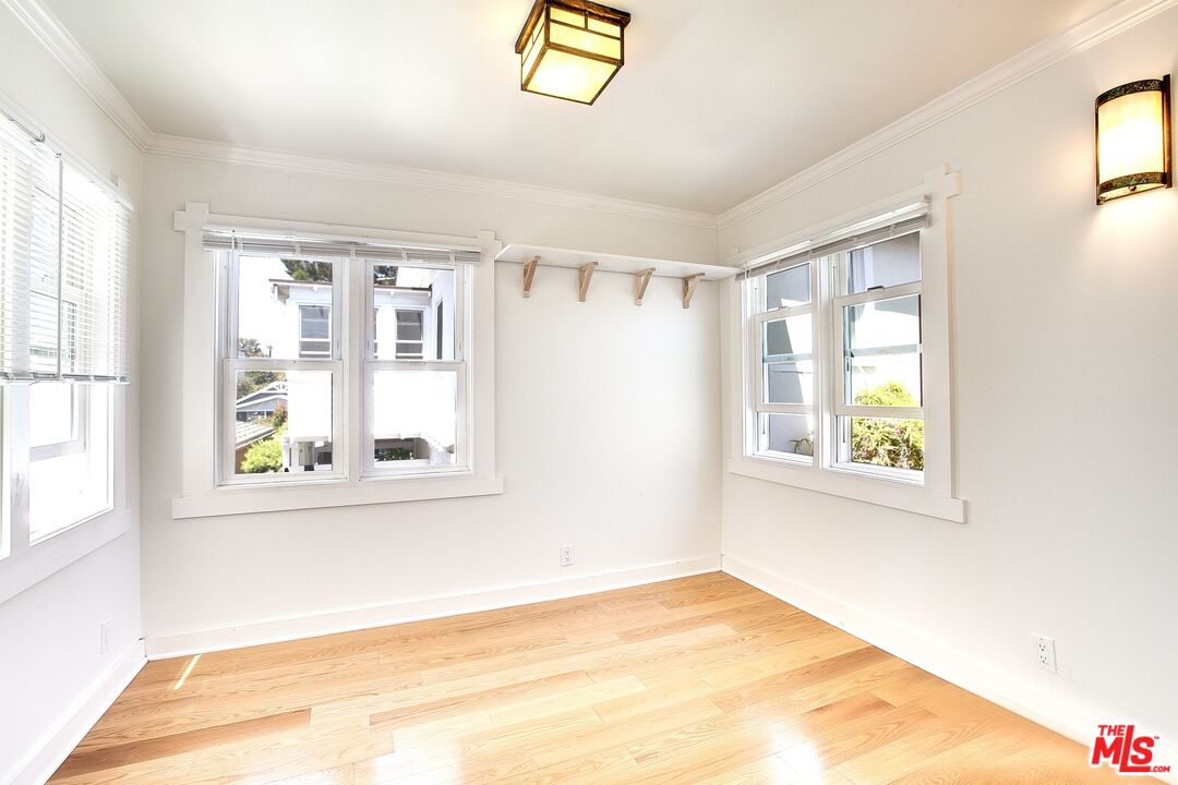 426 Rialto Avenue, Unit D Venice, CA 90291 - Photo 5 of 10 a view of an empty room with a window