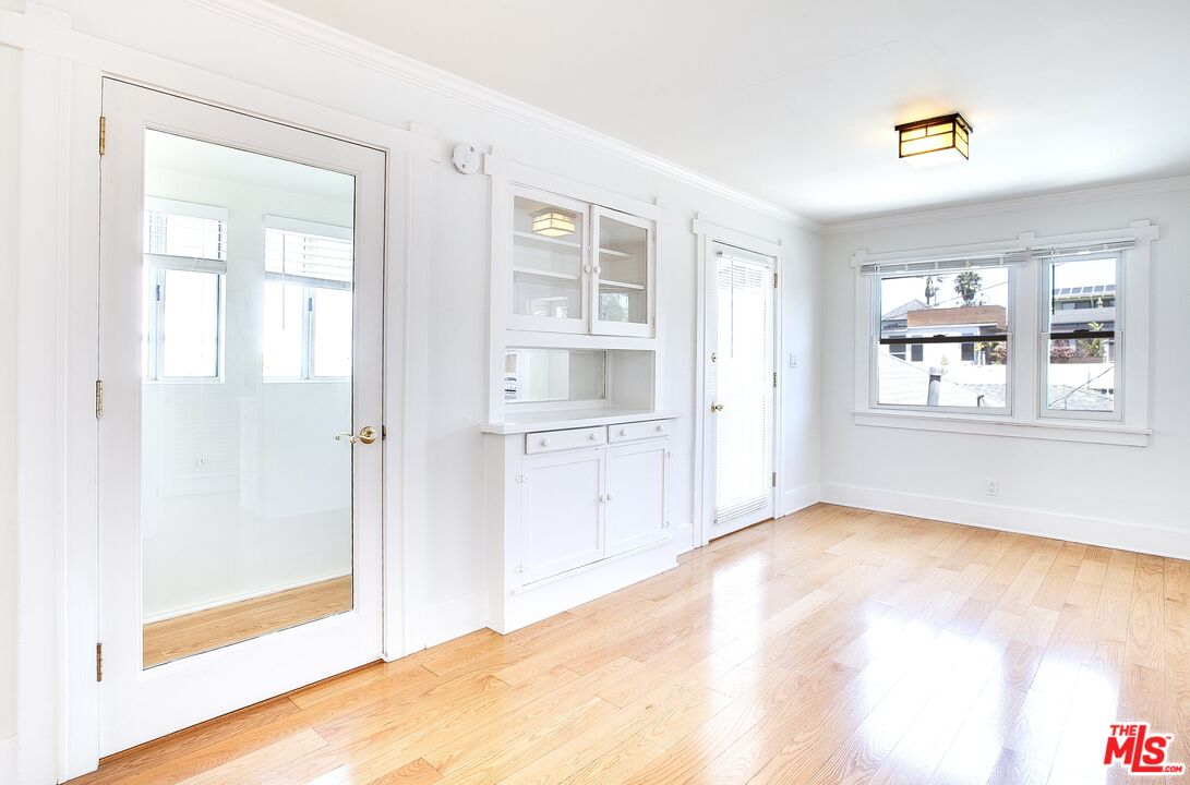 426 Rialto Avenue, Unit D Venice, CA 90291 - Photo 6 of 10 a view of an empty room with a window