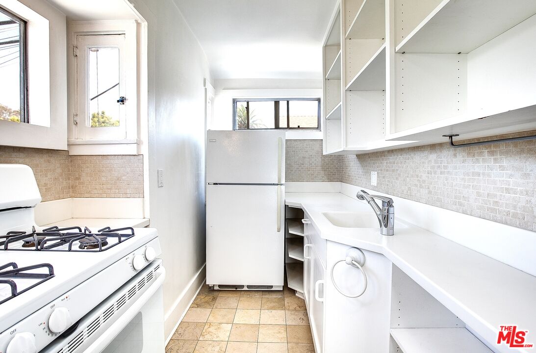 426 Rialto Avenue, Unit D Venice, CA 90291 - Photo 7 of 10 a kitchen with a sink a stove and refrigerator