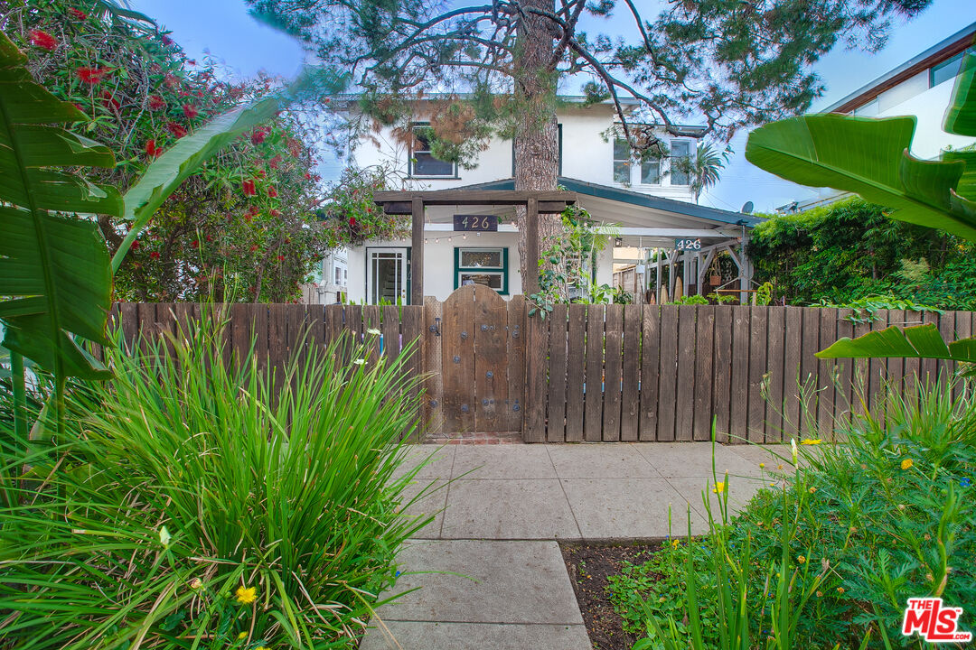 426 Rialto Avenue, Unit D Venice, CA 90291 - Photo 10 of 10 a view of house with a garden