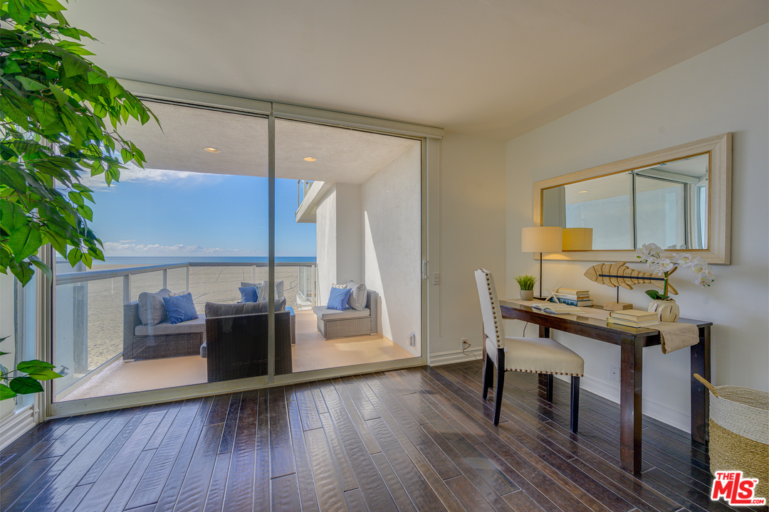 4 Quarterdeck Street, Unit 101 Marina del Rey, CA 90292 - Photo 13 of 29 a living room with furniture and a potted plant