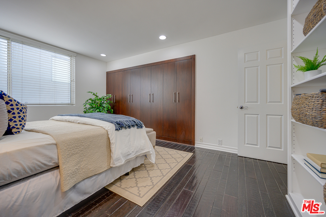 4 Quarterdeck Street, Unit 101 Marina del Rey, CA 90292 - Photo 7 of 29 a spacious bedroom with a bed and a wooden floor