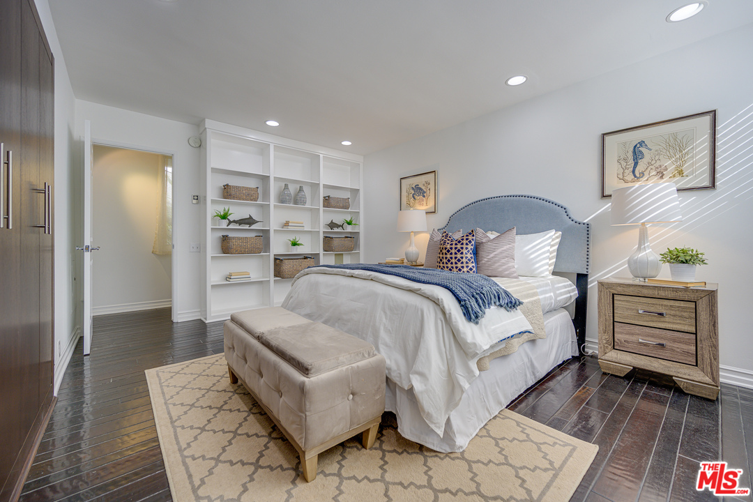 4 Quarterdeck Street, Unit 101 Marina del Rey, CA 90292 - Photo 8 of 29 a spacious bedroom with a bed and wooden floor