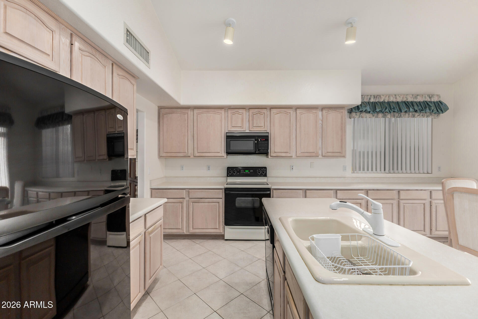 6558 East Roland Street Mesa, AZ 85215 - Photo 18 of 38 Kitchen