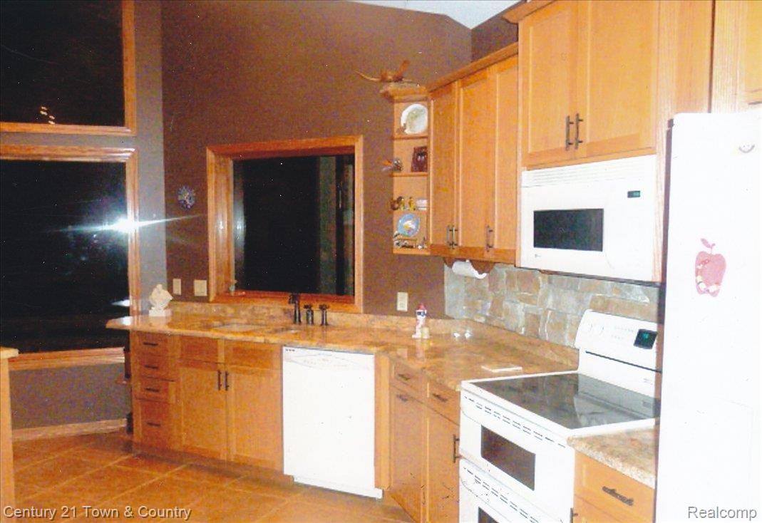 6224 North Tipsico Lake Road Holly, MI 48442 - Photo 3 of 25 Kitchen2