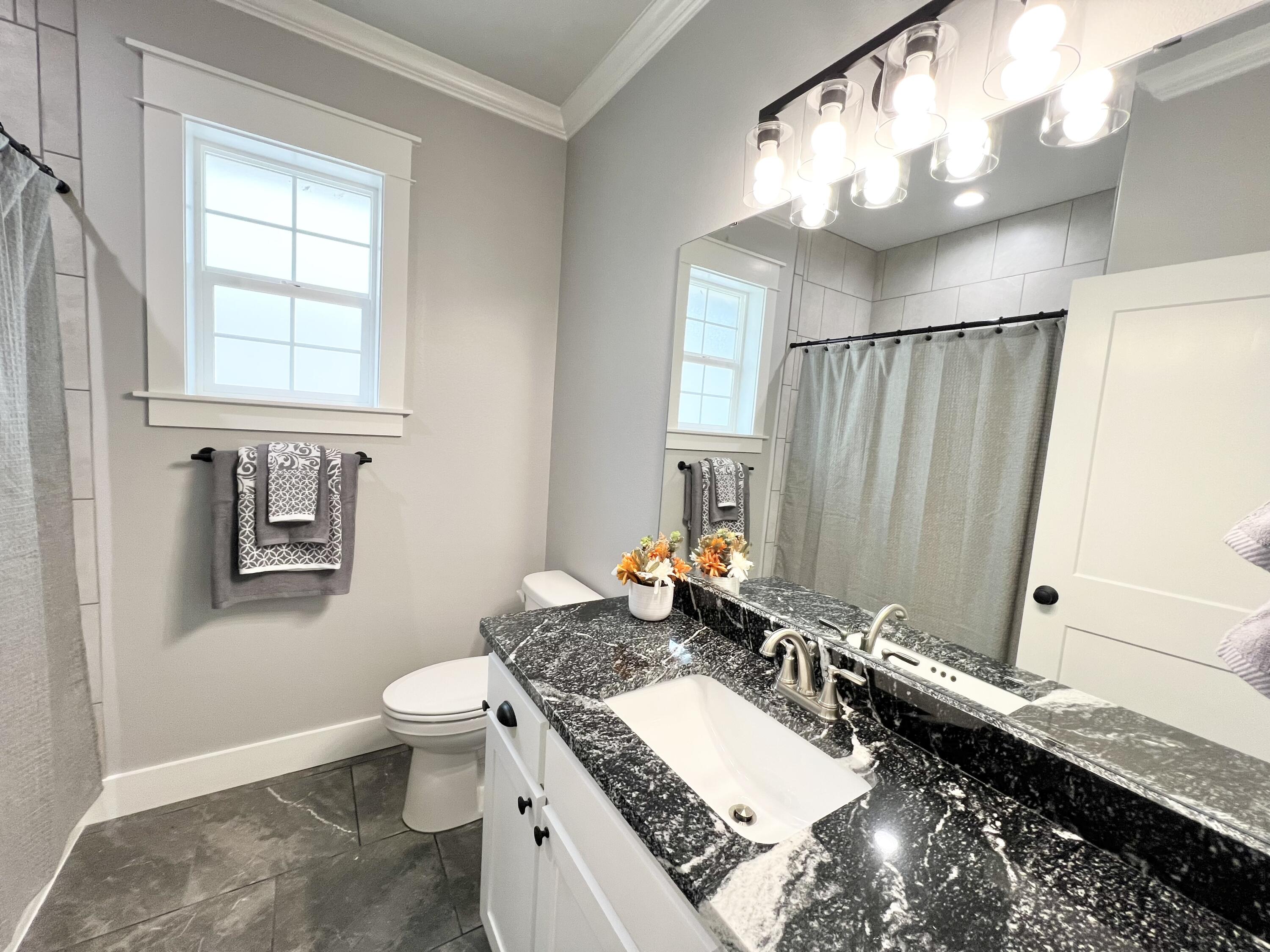 1974 Beaty Road San Angelo, TX 76904 - Photo 22 of 34 Main/guest bathroom