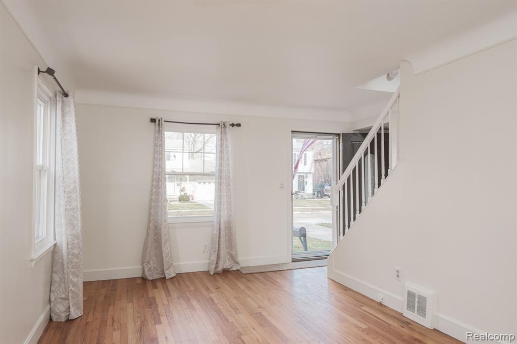 2227 Hampton Road Grosse Pointe, MI 48236 - Photo 16 of 32