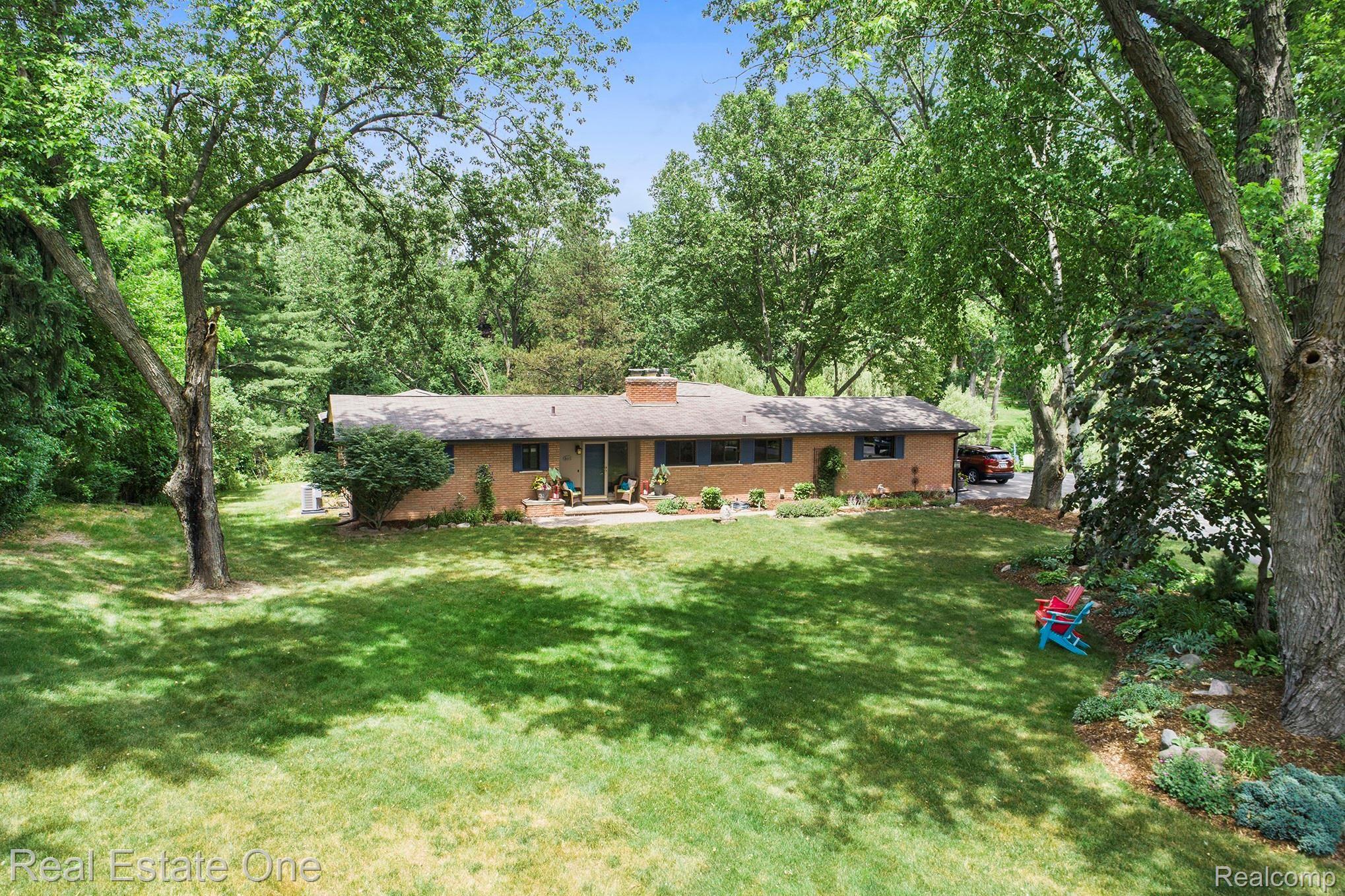 865 Viewland Drive Rochester, MI 48309 - Photo 2 of 90 DJI_0627.jpg