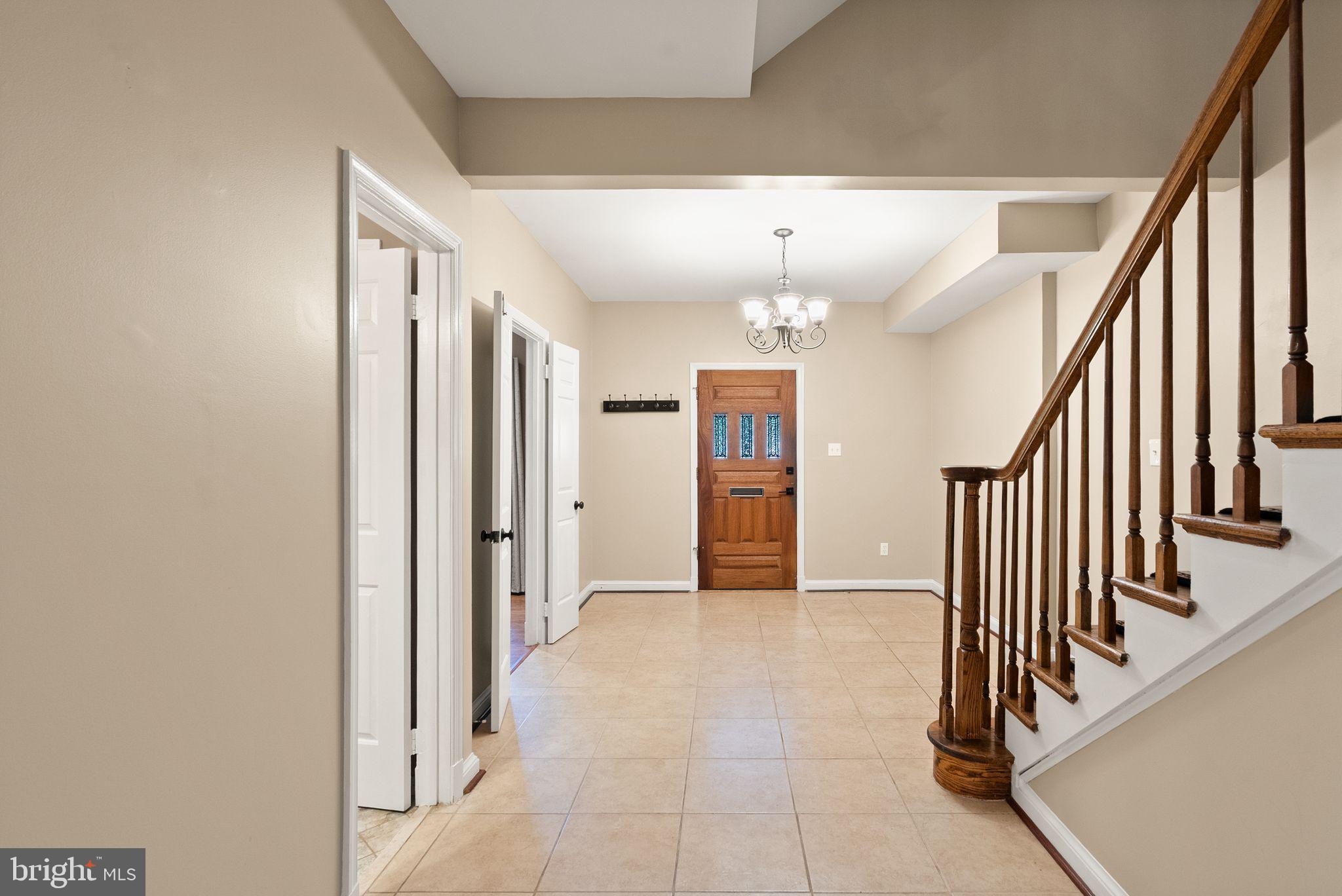 2345 South Rolfe Street Arlington, VA 22202 - Photo 55 of 75 Foyer-Main level
