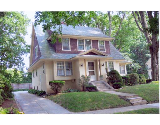 113 Morningside Road Worcester, MA 01602 - Photo 1 of 11 a front view of a house with a garden