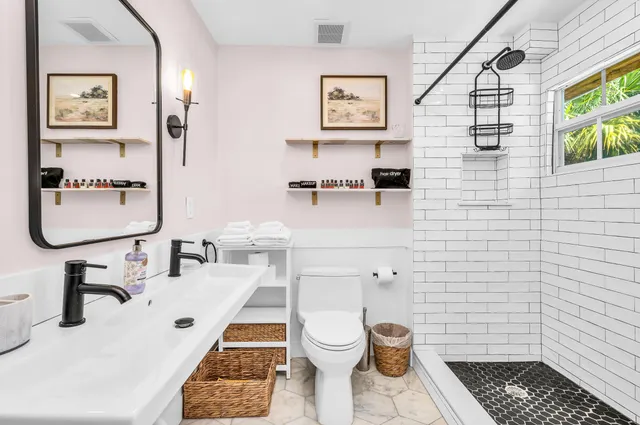 a en suite bathroom with a double vanity sink and mirror