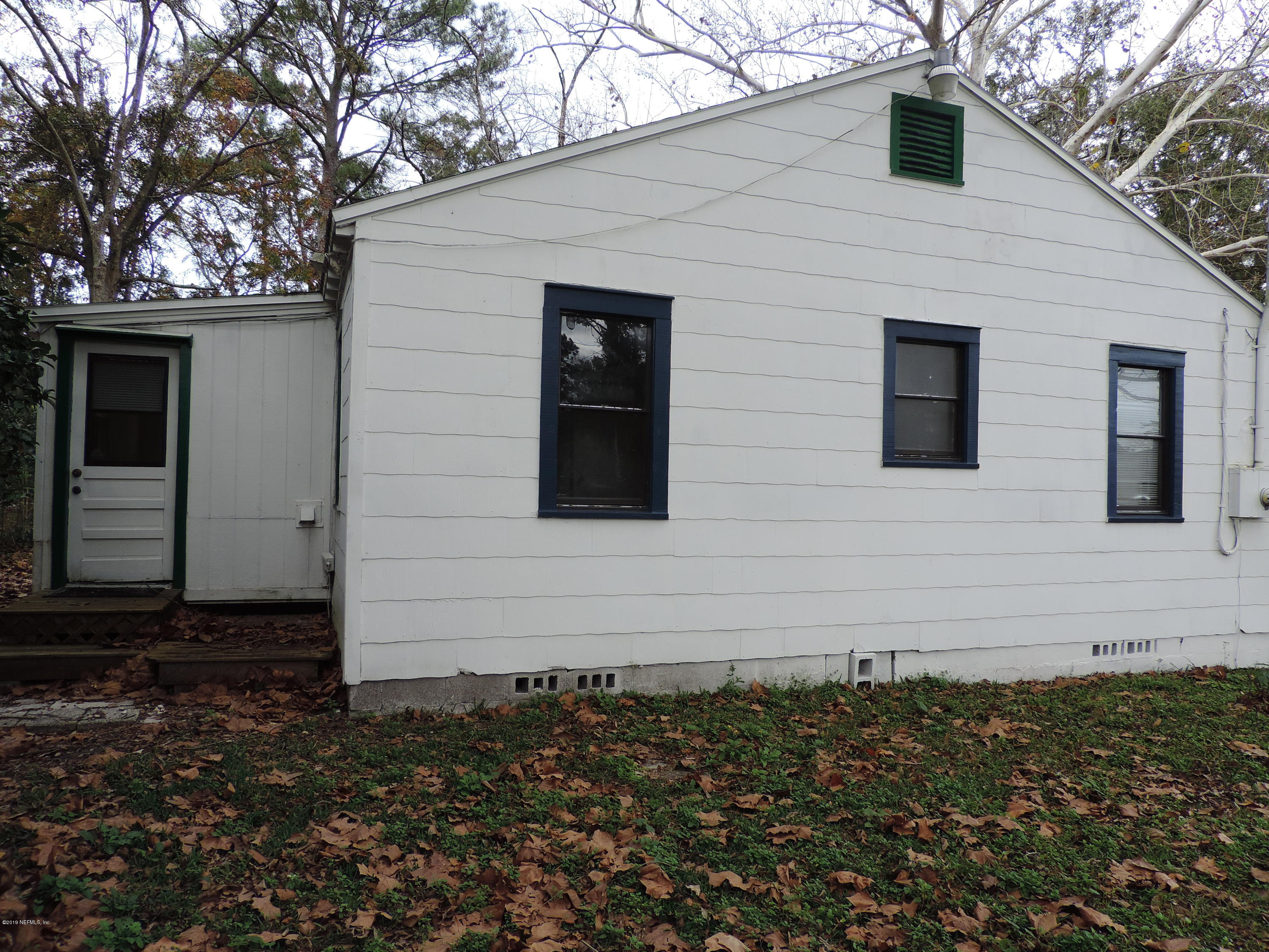 4244 Muncy Road Jacksonville, FL 32207 - Photo 2 of 19 a front view of a house with lots of plants