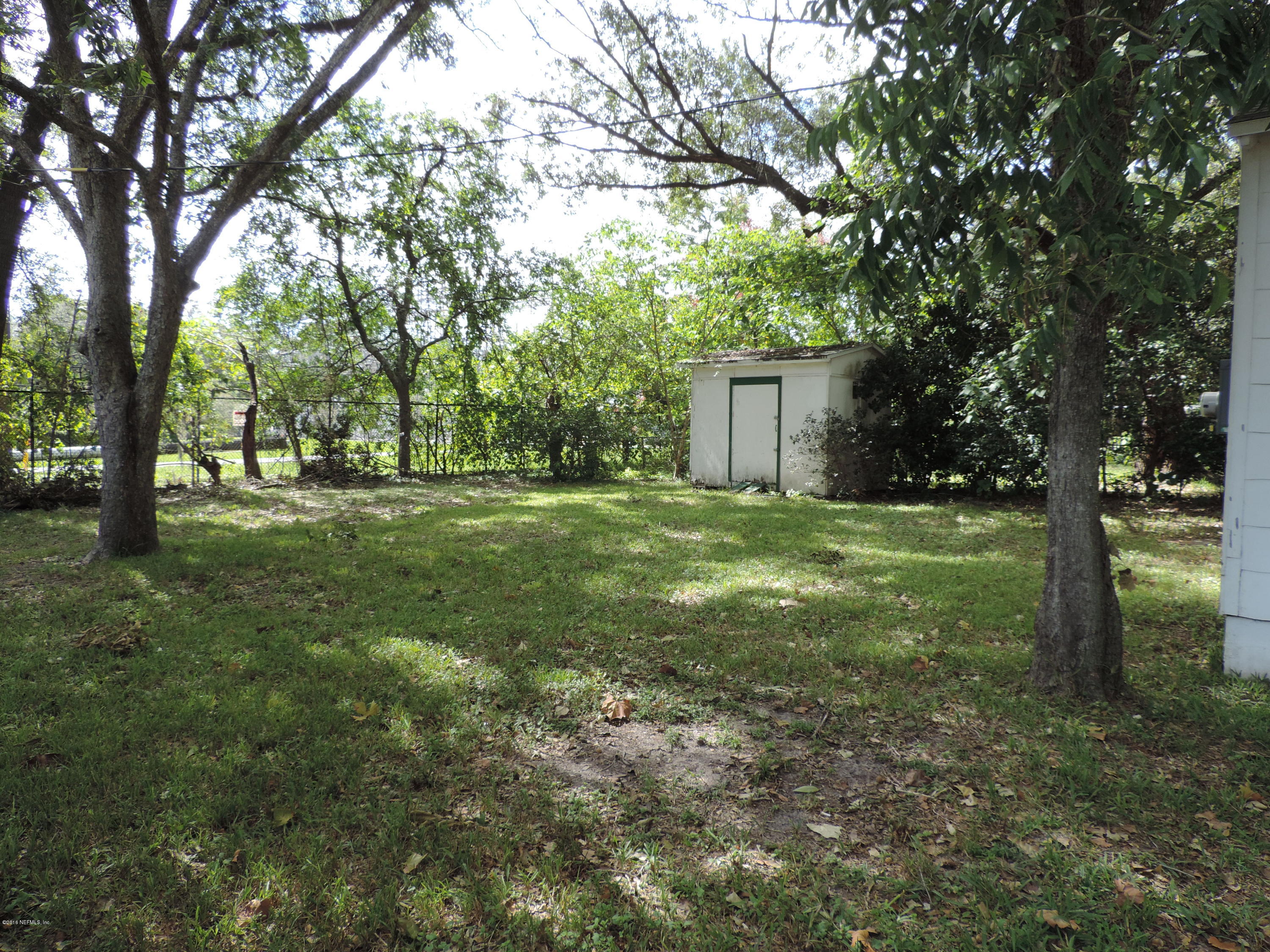 4244 Muncy Road Jacksonville, FL 32207 - Photo 3 of 19 a backyard of a house with lots of green space
