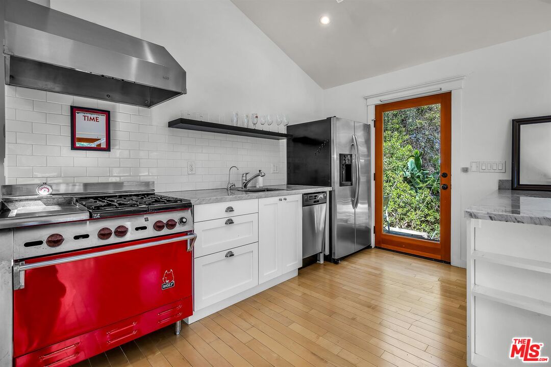 8443 Ridpath Drive Los Angeles, CA 90046 - Photo 11 of 24