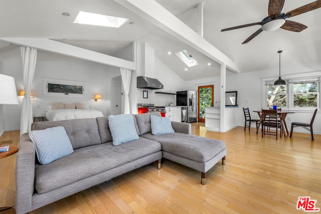 8443 Ridpath Drive Los Angeles, CA 90046 - Photo 3 of 24