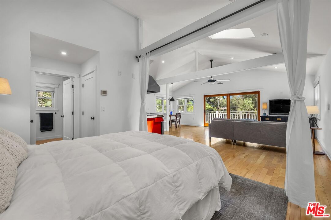 8443 Ridpath Drive Los Angeles, CA 90046 - Photo 7 of 24