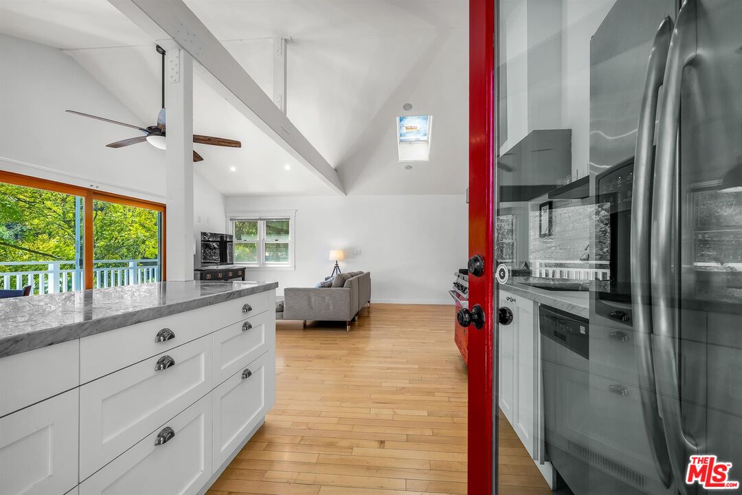 8443 Ridpath Drive Los Angeles, CA 90046 - Photo 8 of 24