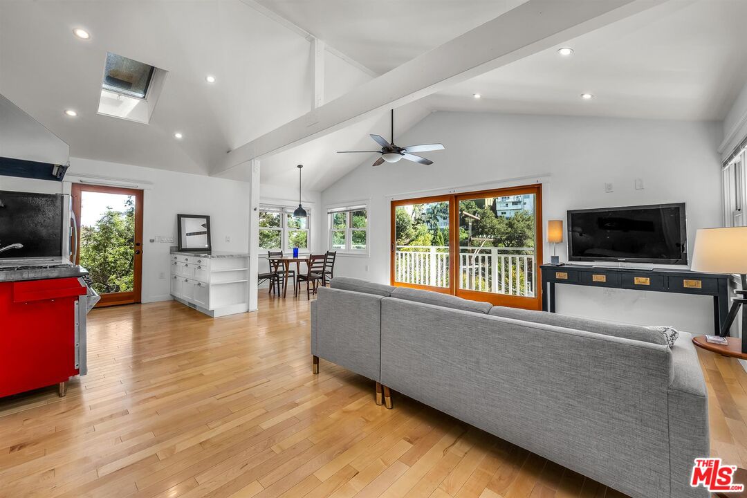 8443 Ridpath Drive Los Angeles, CA 90046 - Photo 10 of 24