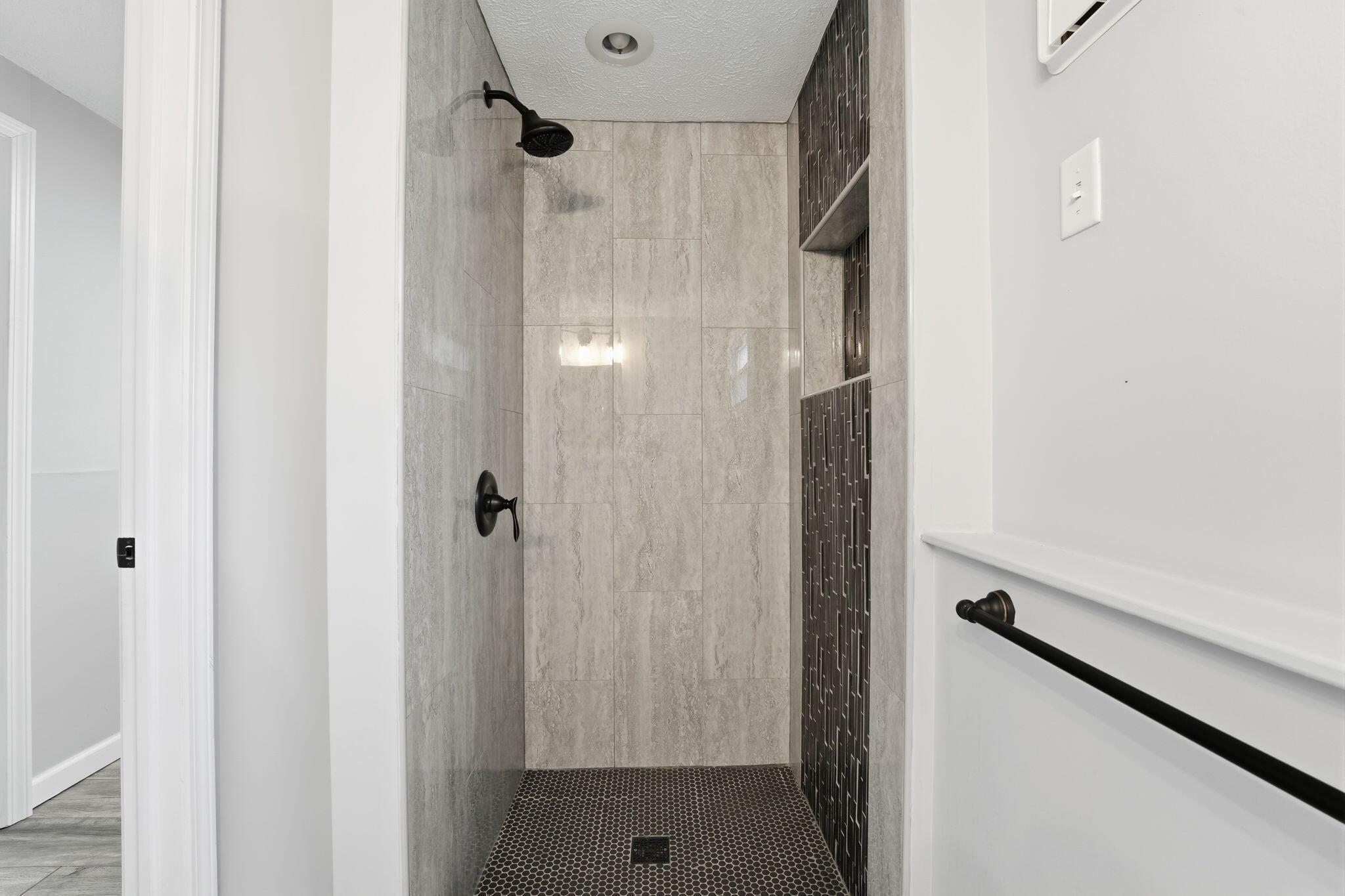 1260 Country Club Road Columbus, OH 43227 - Photo 10 of 28 Upper bathroom