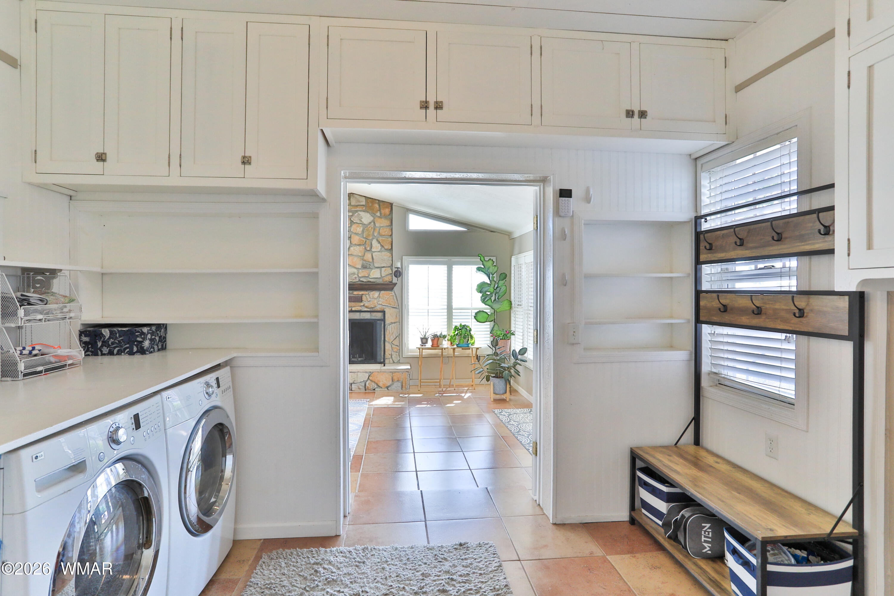 102 Crestview Road Holbrook, AZ 86025 - Photo 9 of 55 a view of kitchen and utility room