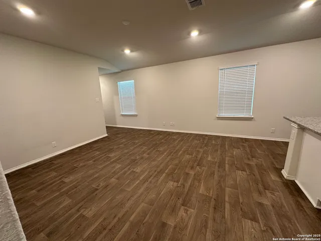 $2,000 | 257 Middle Grn Loop, Floresville, TX 78114