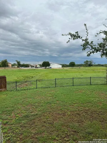 $2,000 | 257 Middle Grn Loop, Floresville, TX 78114