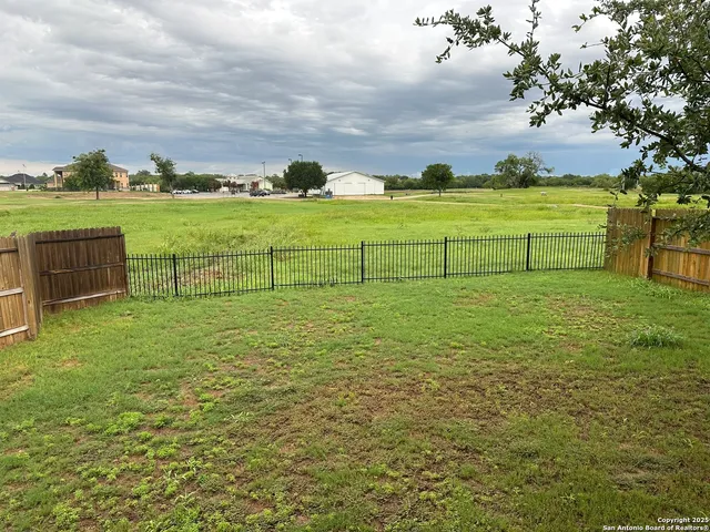 $2,000 | 257 Middle Grn Loop, Floresville, TX 78114