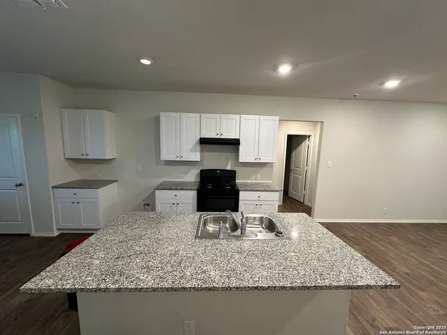 $2,000 | 257 Middle Grn Loop, Floresville, TX 78114