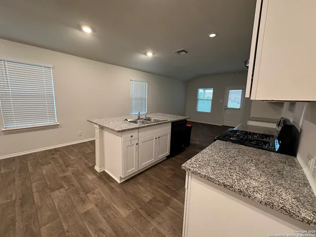 $2,000 | 257 Middle Grn Loop, Floresville, TX 78114