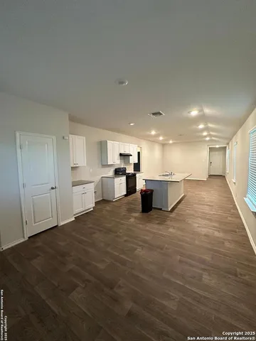 $2,000 | 257 Middle Grn Loop, Floresville, TX 78114