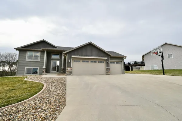 $474,900 | 887 Golfview Avenue, Zumbrota, MN 55992