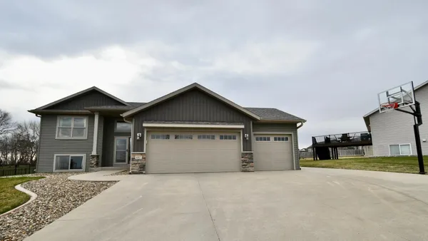 $474,900 | 887 Golfview Avenue, Zumbrota, MN 55992