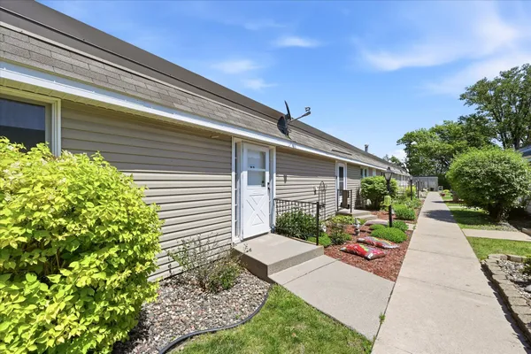 $225,000 | 6081 Paris Avenue North, Unit B2, Stillwater, MN 55082