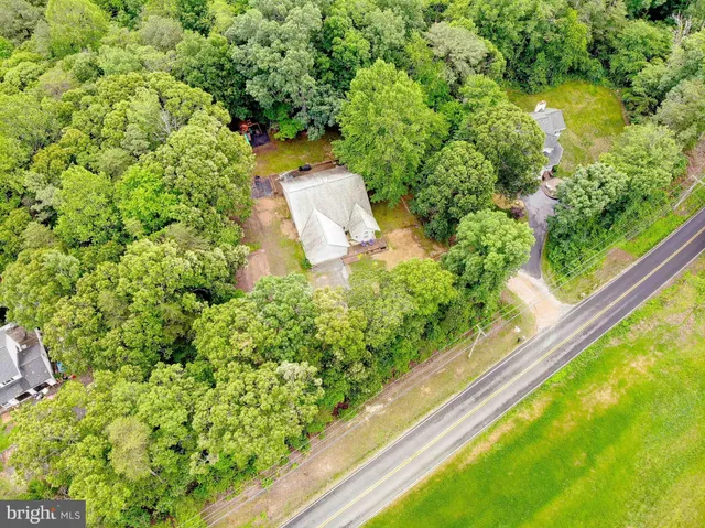 a picture of a rug with a white wall and a picture