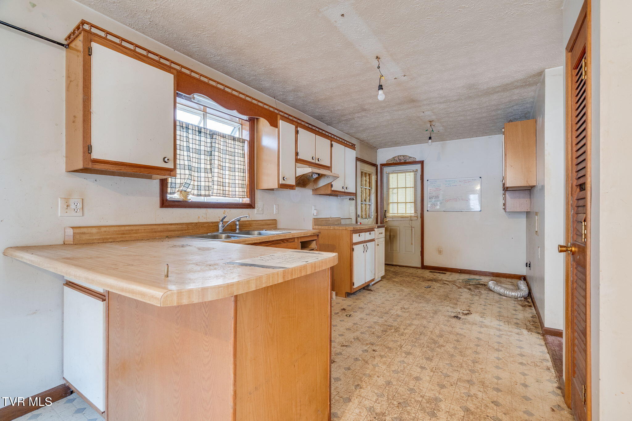 228 Tiger Creek Road Roan Mountain, TN 37687 - Photo 11 of 38 005