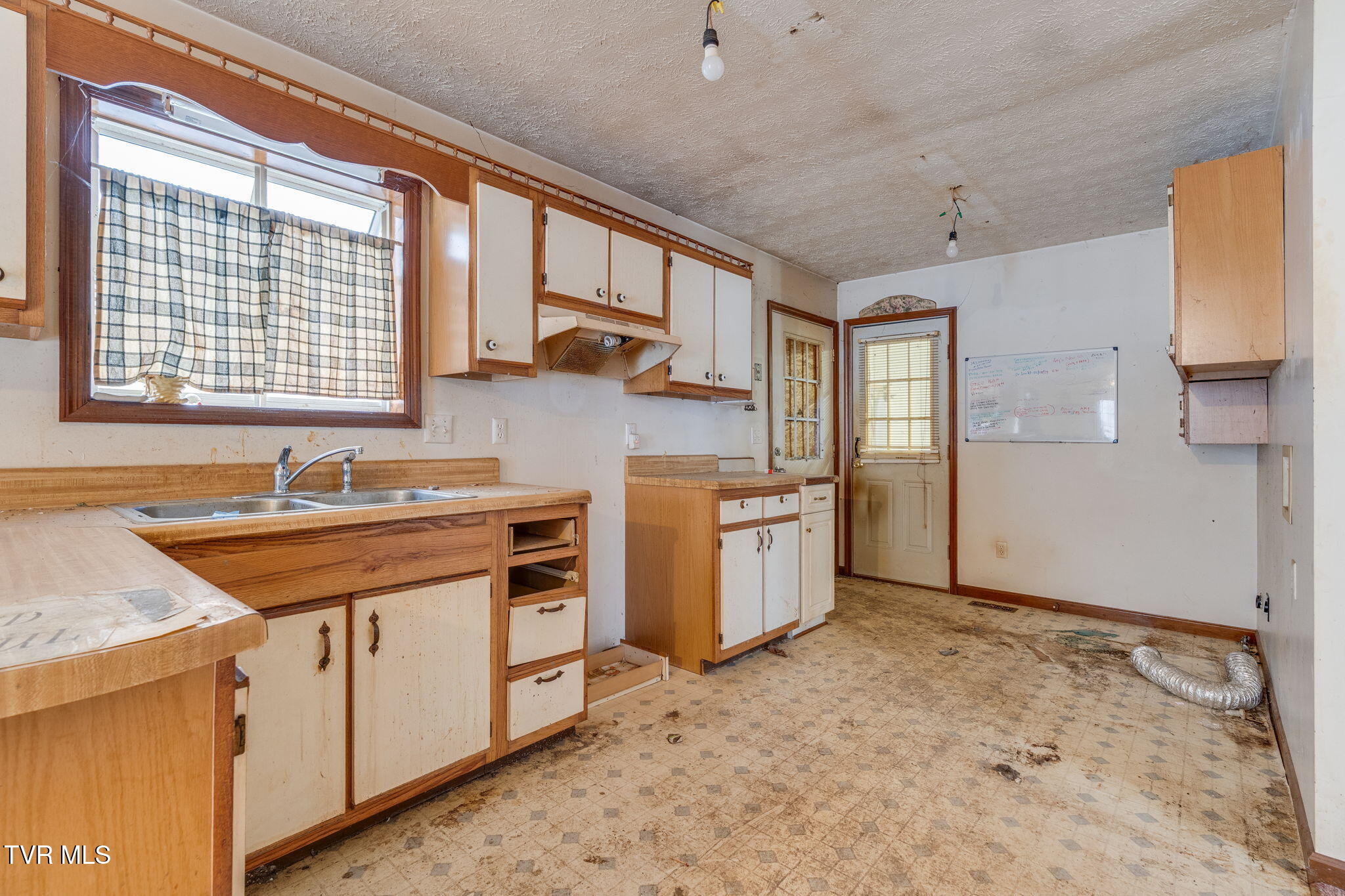 228 Tiger Creek Road Roan Mountain, TN 37687 - Photo 12 of 38 006