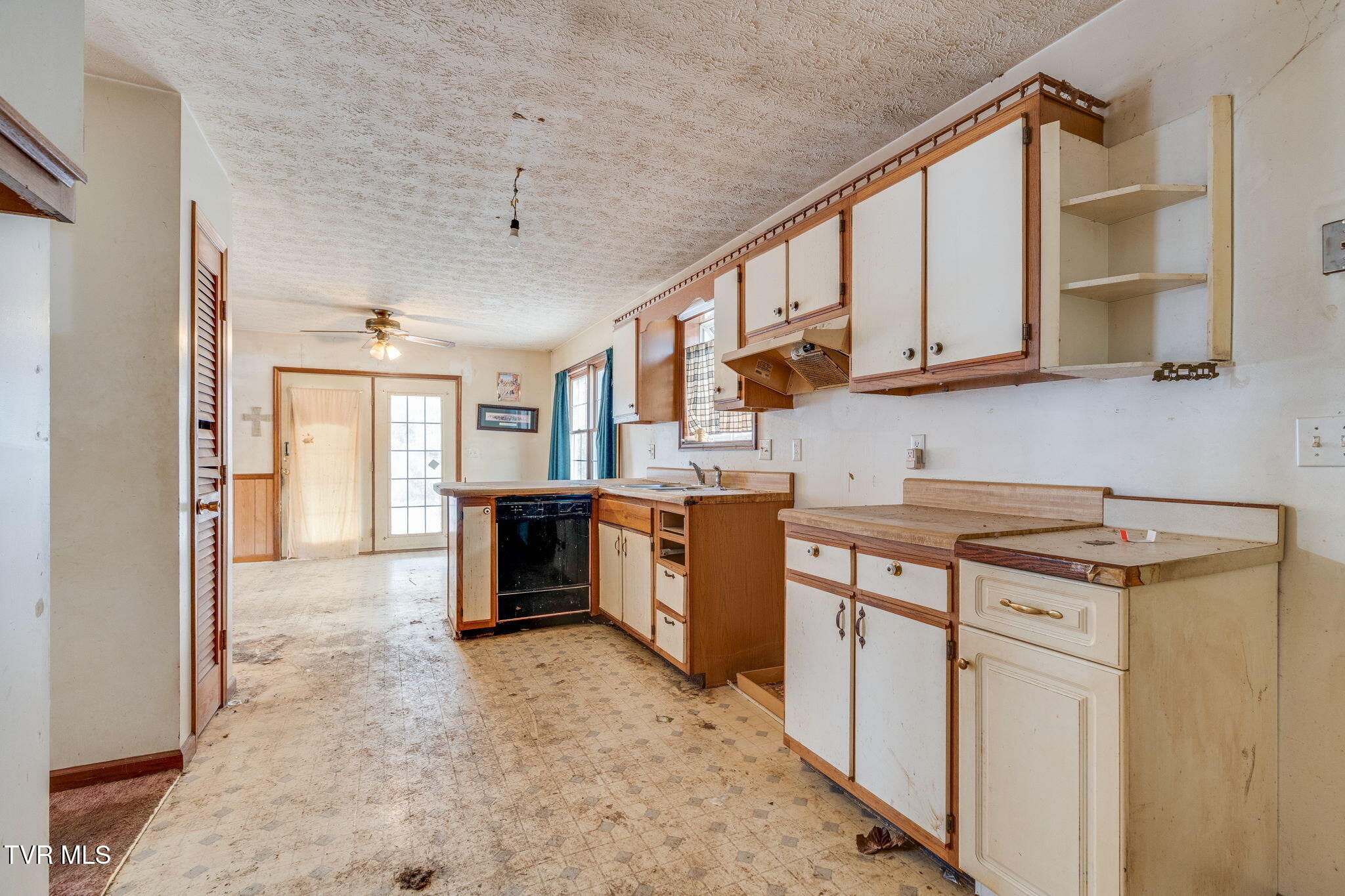 228 Tiger Creek Road Roan Mountain, TN 37687 - Photo 13 of 38 007